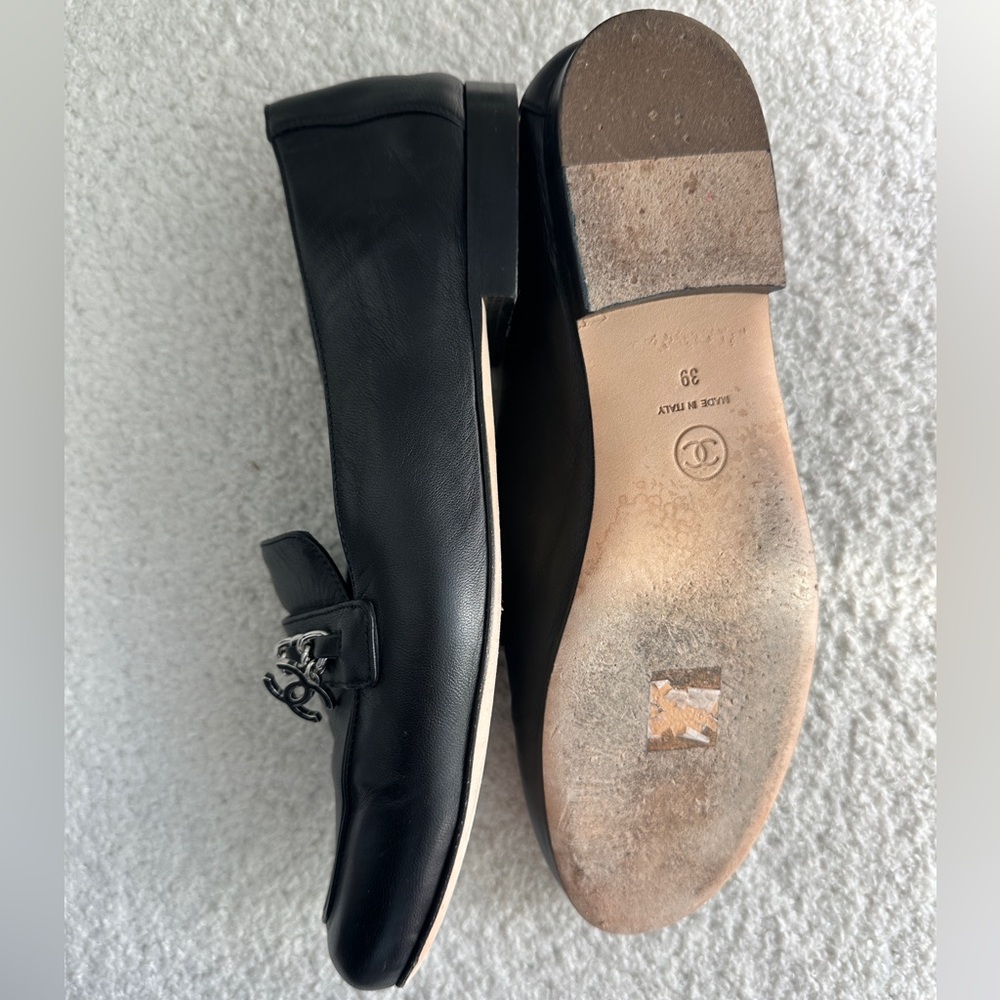SOLD Chanel 2019 Moccasin Lambskin Flats/Loafers w/ Silver CC logo/ chain detail - Picture 11 of 13